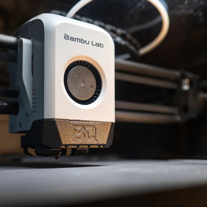 Bambu Lab · закритий корпус